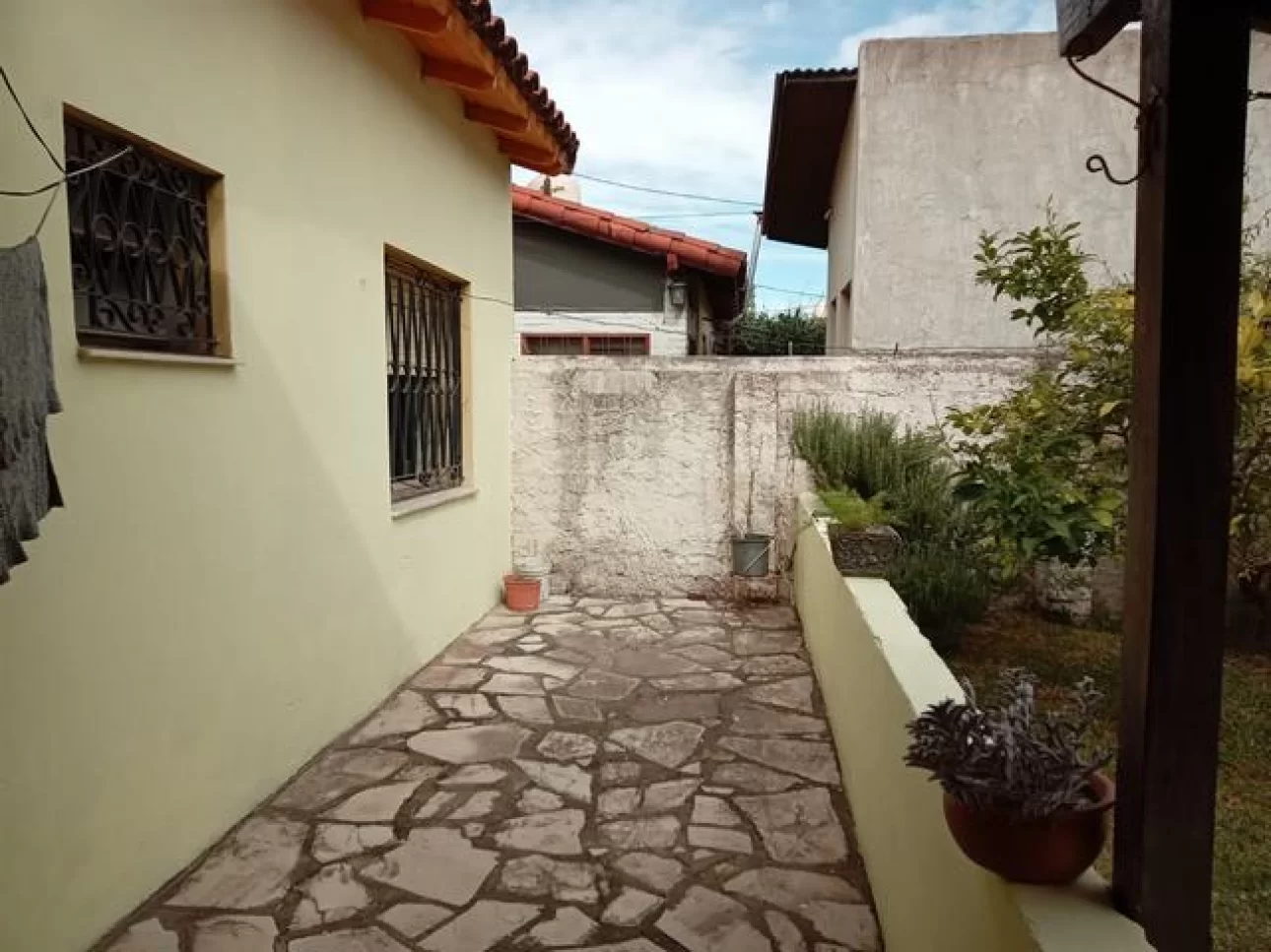 Casa 3 ambientes c/cochera y patio