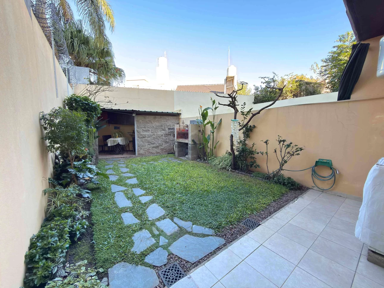 Departamento de 2 ambientes con jardin y parrilla