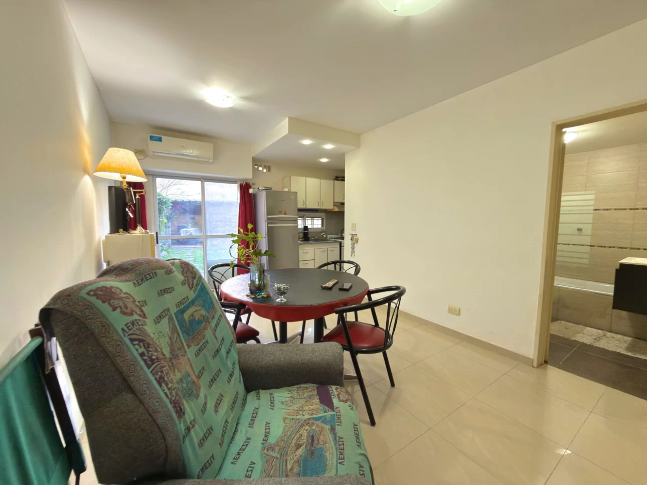 Departamento de 2 ambientes con jardin y parrilla