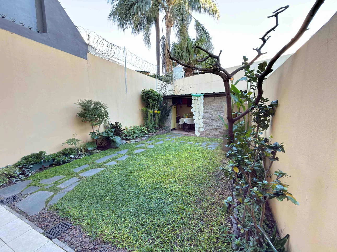Departamento de 2 ambientes con jardin y parrilla