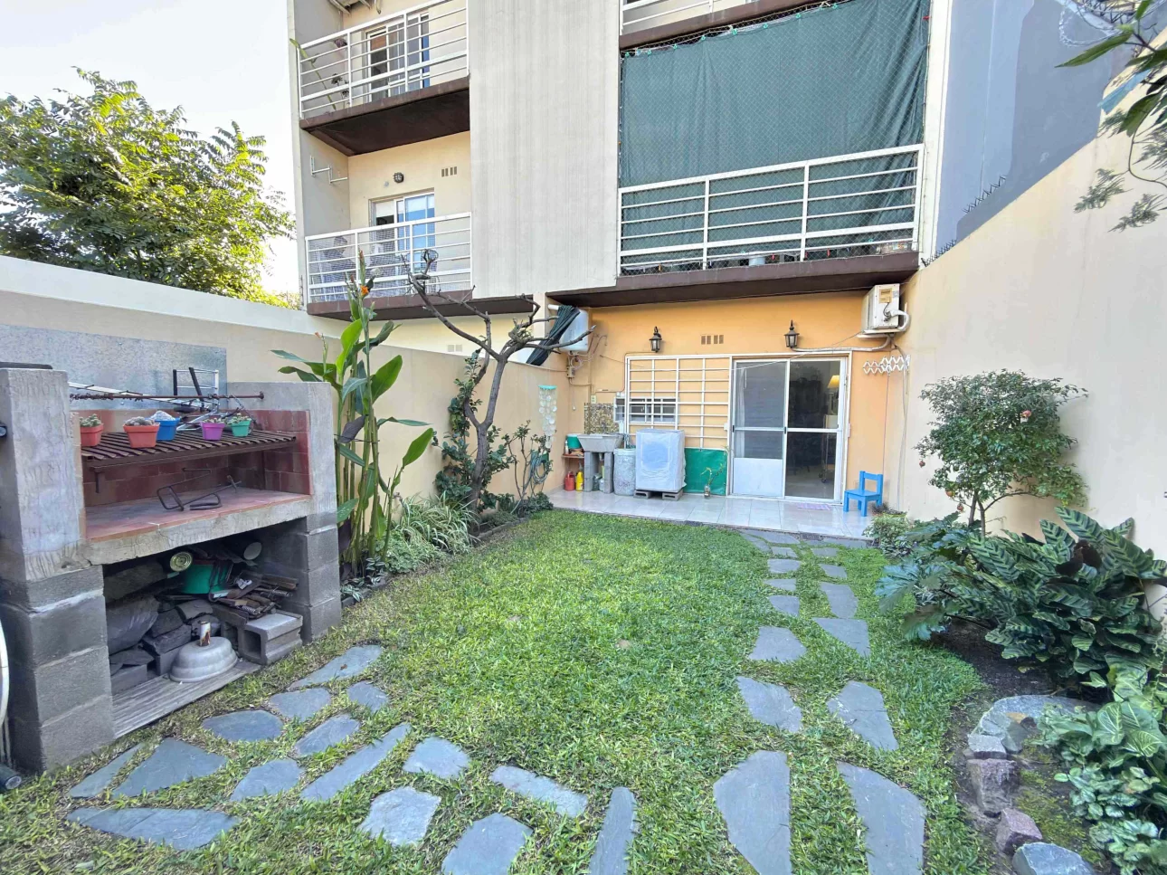 Departamento de 2 ambientes con jardin y parrilla