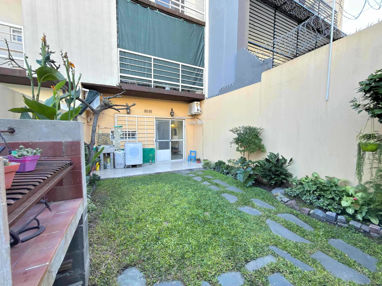 Departamento de 2 ambientes con jardin y parrilla