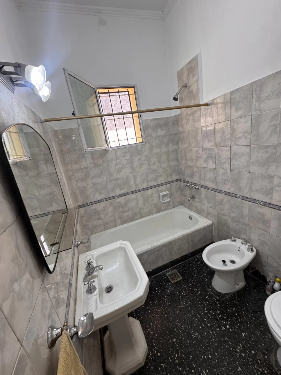 Venta Casa 3 Ambientes con amplio parque y pileta.