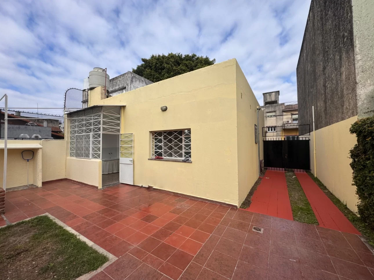Venta Casa 3 Ambientes con amplio parque y pileta.
