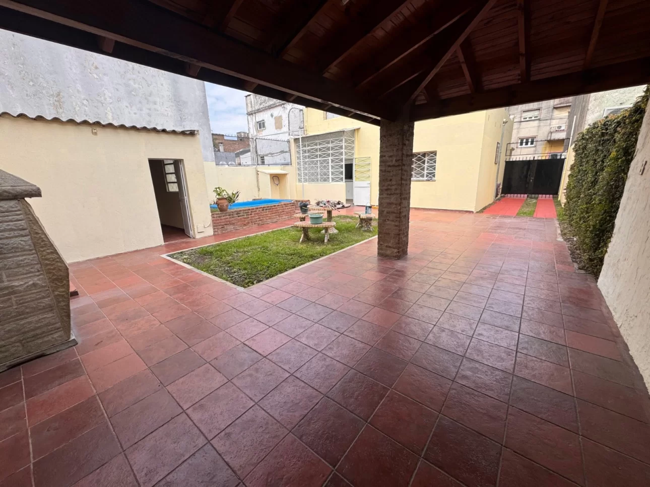 Venta Casa 3 Ambientes con amplio parque y pileta.