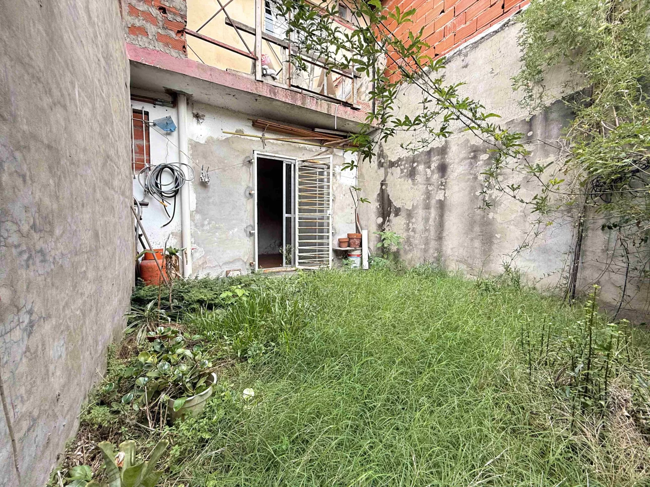 PH de 2 ambientes con patio a refaccionar