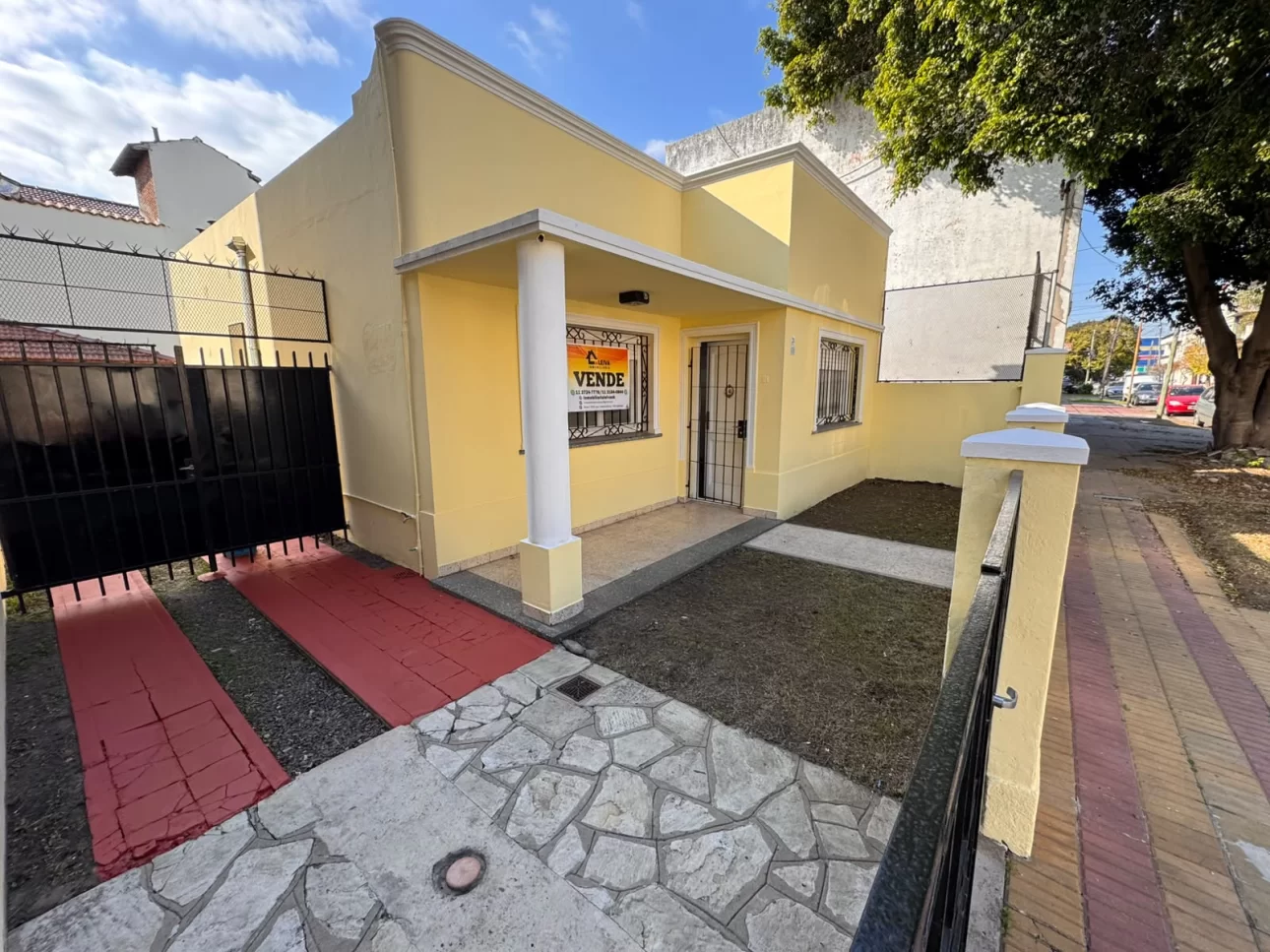 Venta Casa 3 Ambientes con amplio parque y pileta.