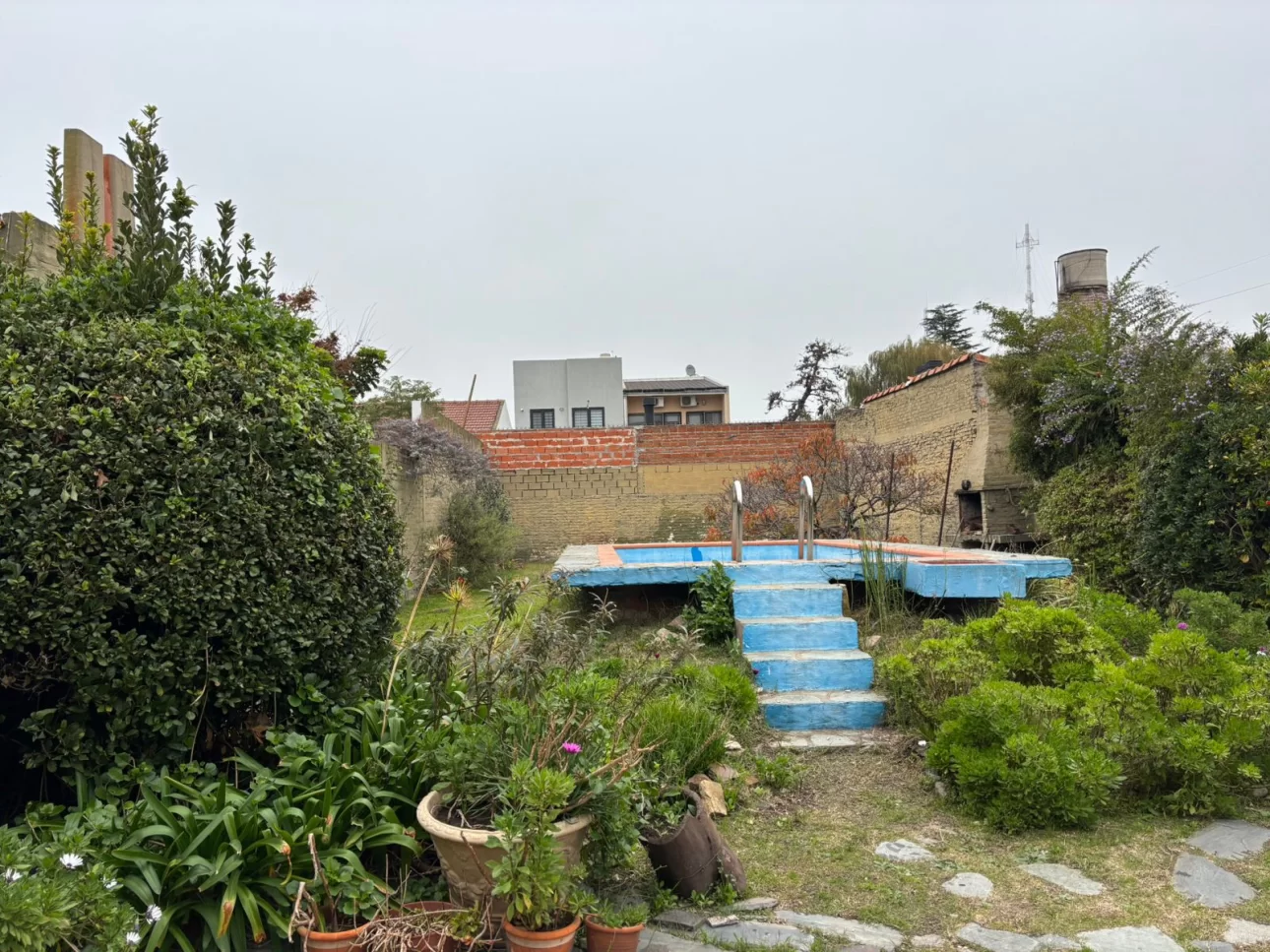 Chalet en Llavallol con amplio parque y pileta