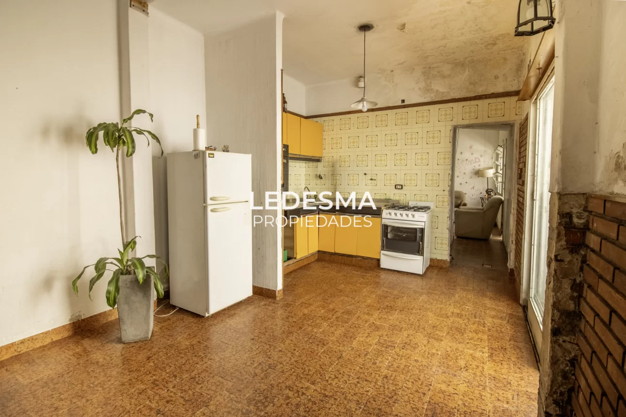 VENTA CASA 6 AMBIENTES MORON CENTRO