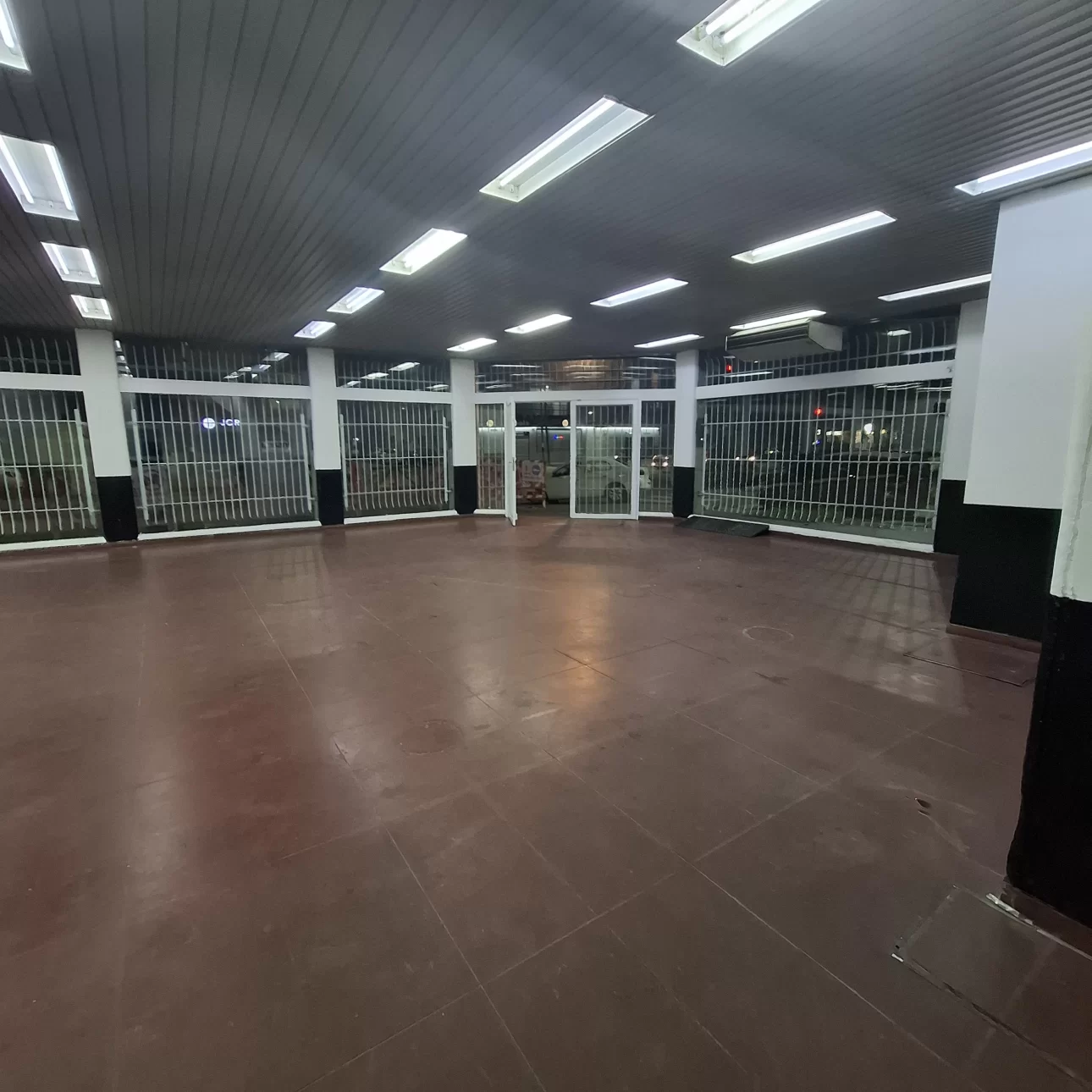 IMPORTANTE LOCAL COMERCIAL DE 200 M2
