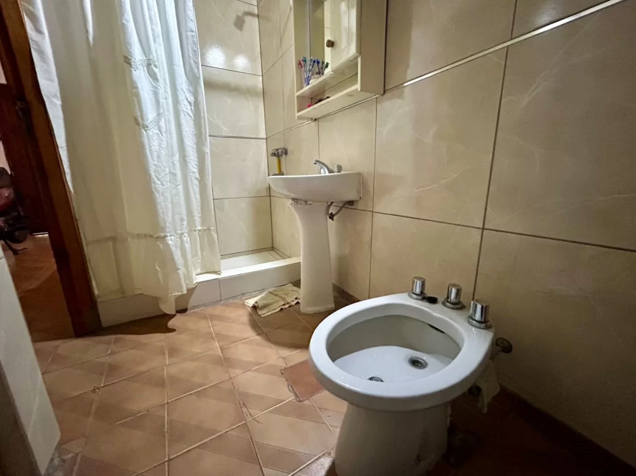 VENTA  - CASA CON LOCAL EN BARRIO OBRERO