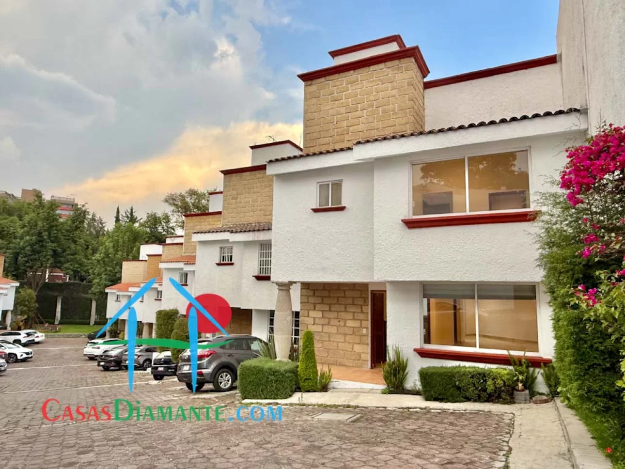 Casa en privada con 4 recámaras y terraza interior