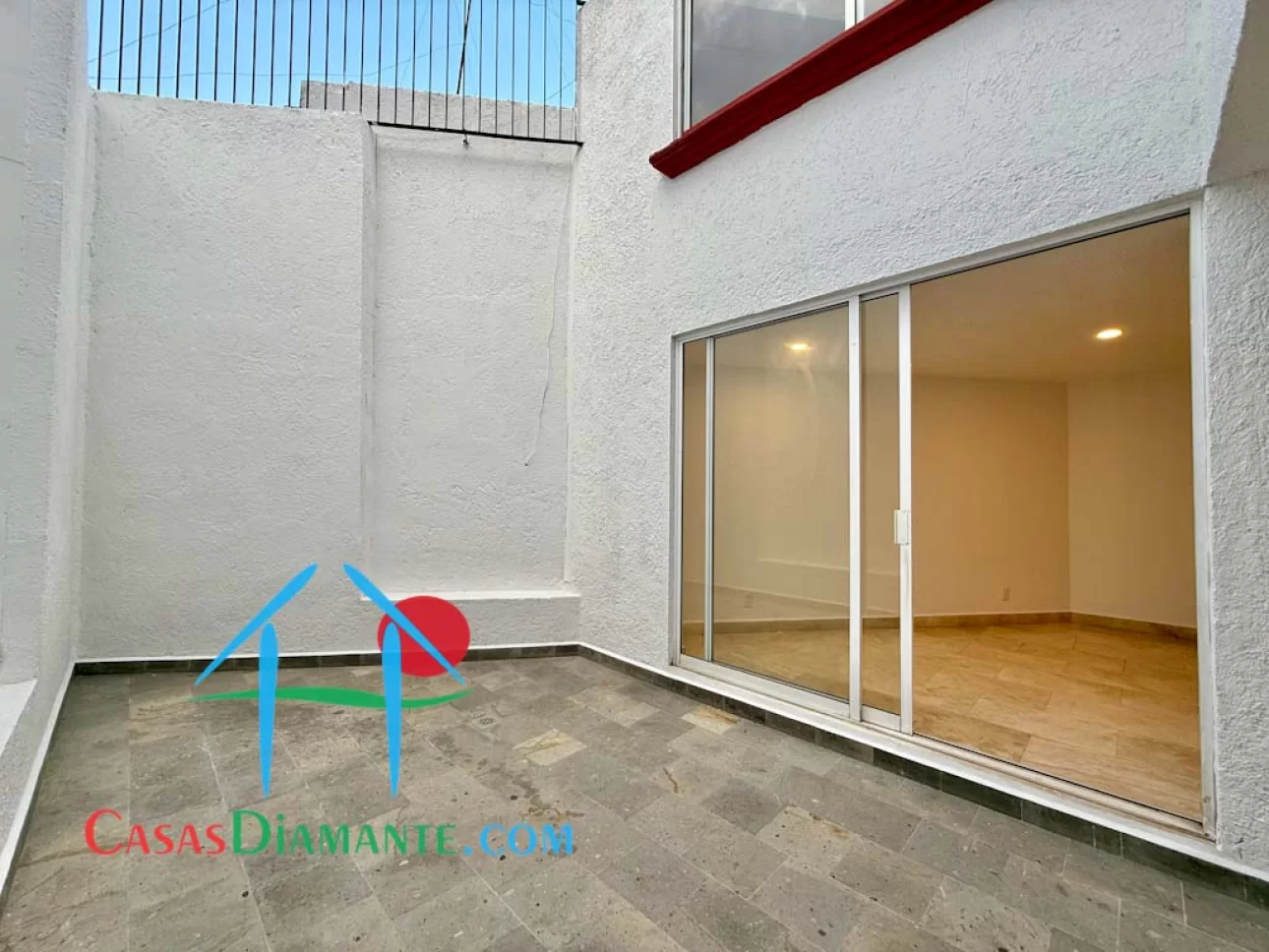 Casa en privada con 4 recámaras y terraza interior