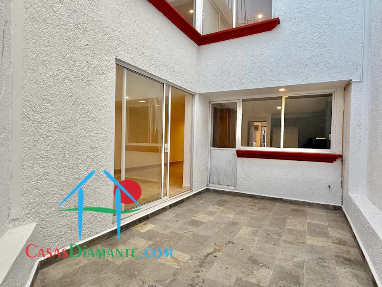 Casa en privada con 4 recámaras y terraza interior