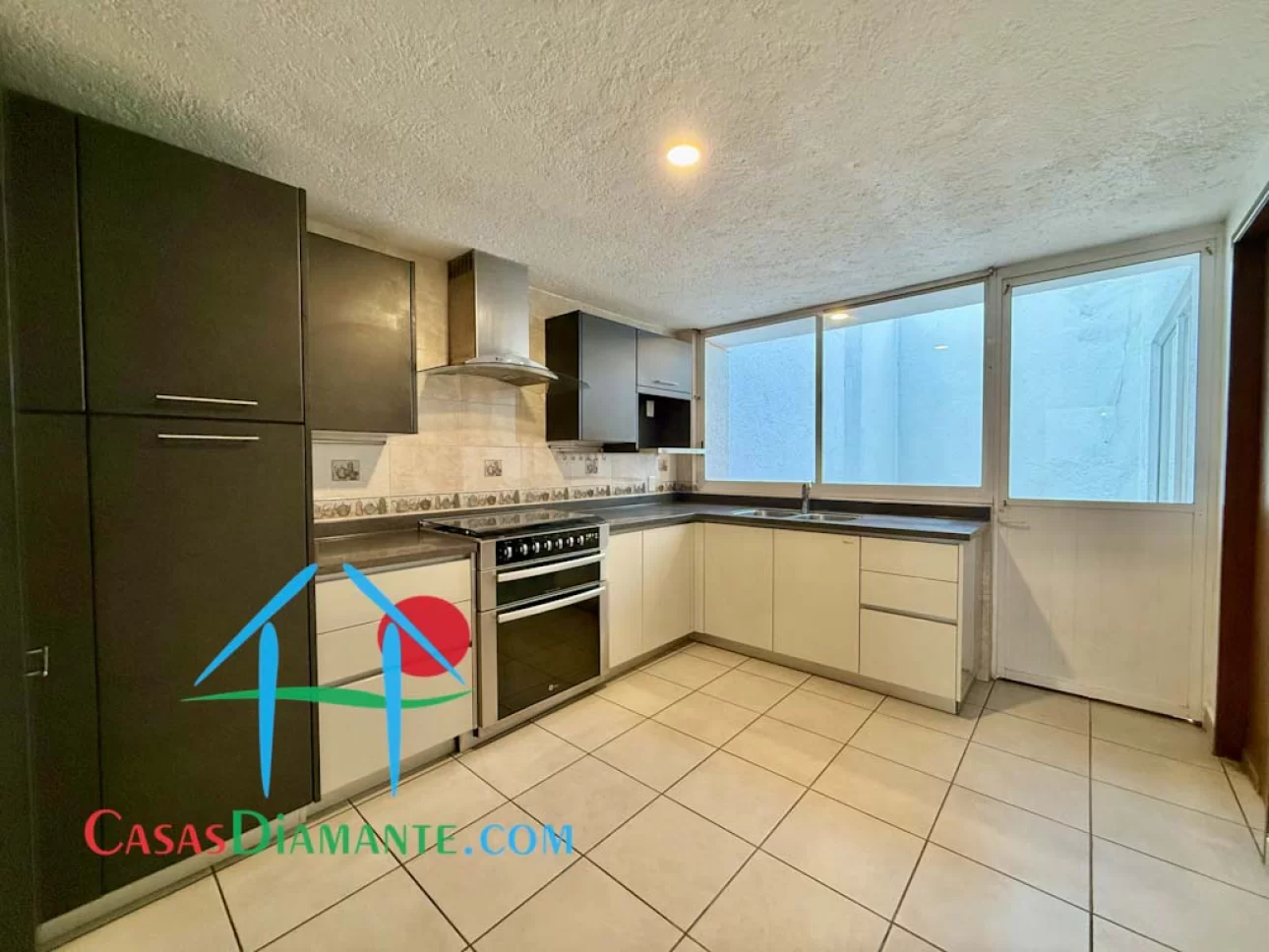 Casa en privada con 4 recámaras y terraza interior