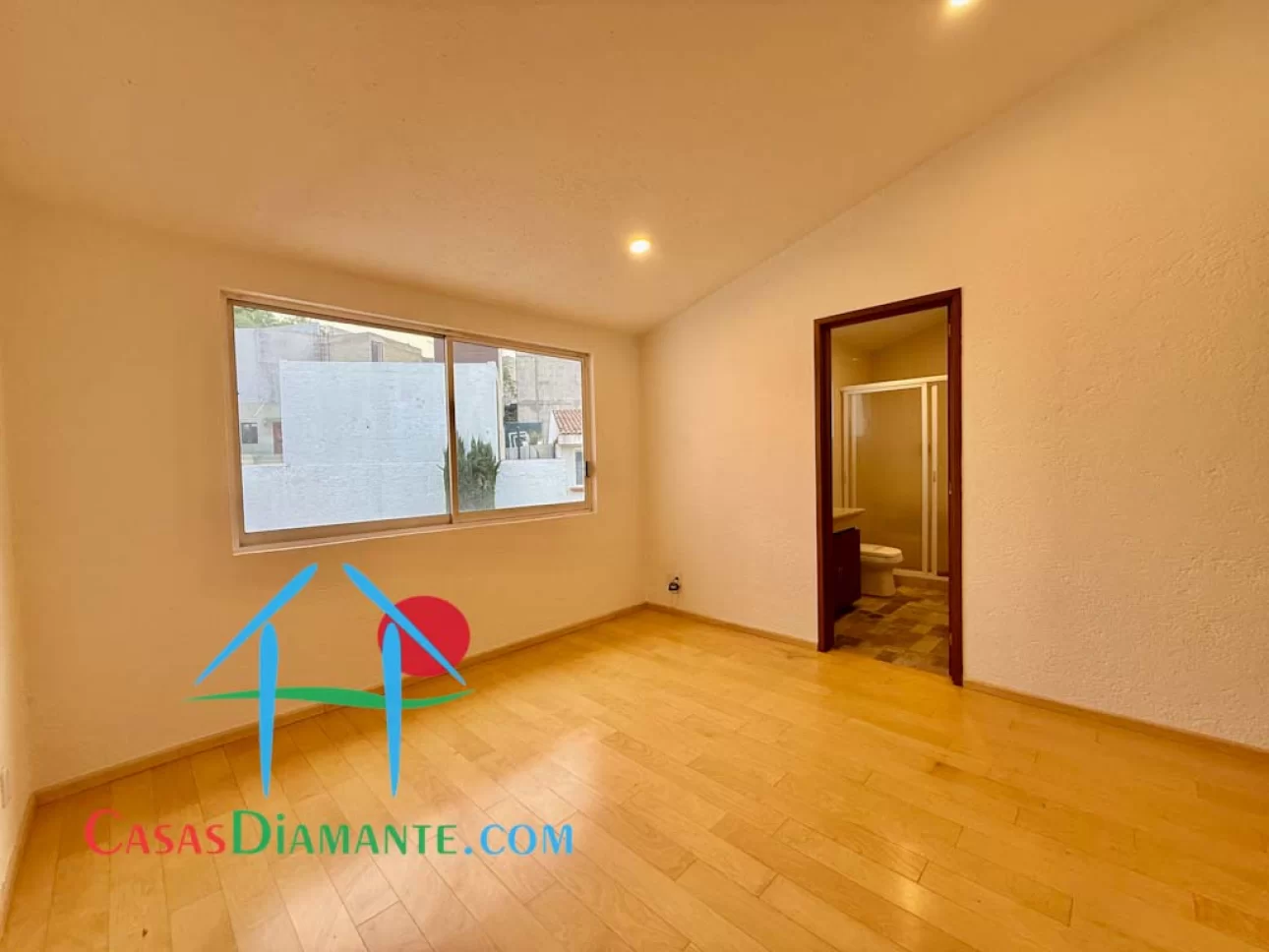 Casa en privada con 4 recámaras y terraza interior