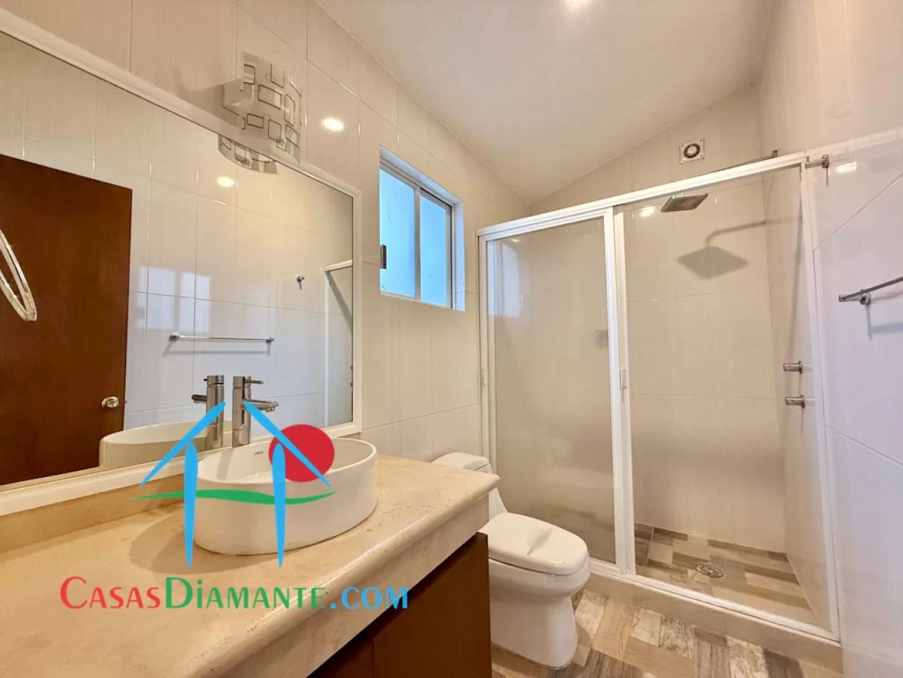 Casa en privada con 4 recámaras y terraza interior