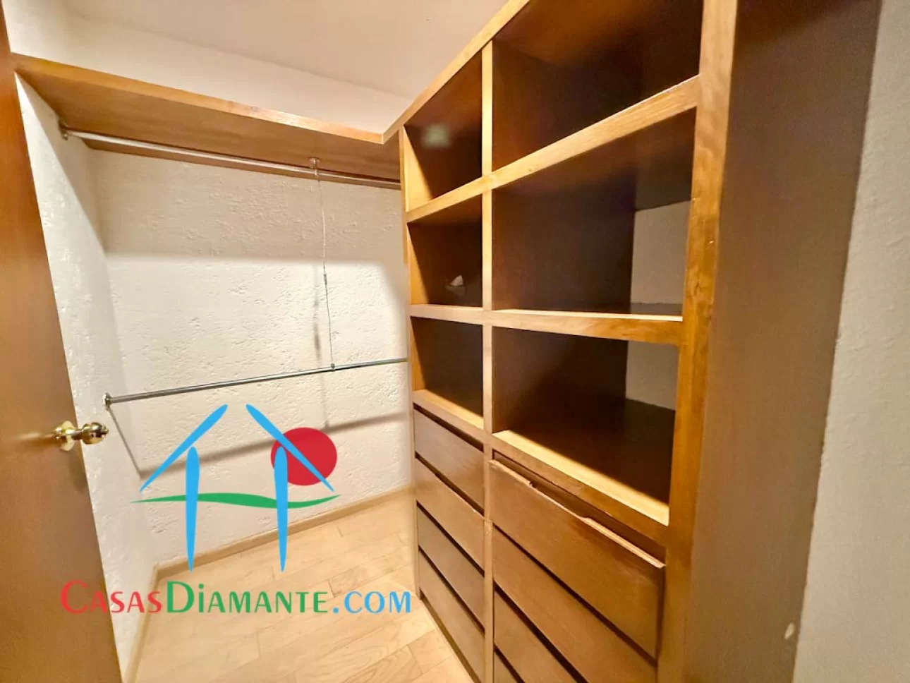 Casa en privada con 4 recámaras y terraza interior