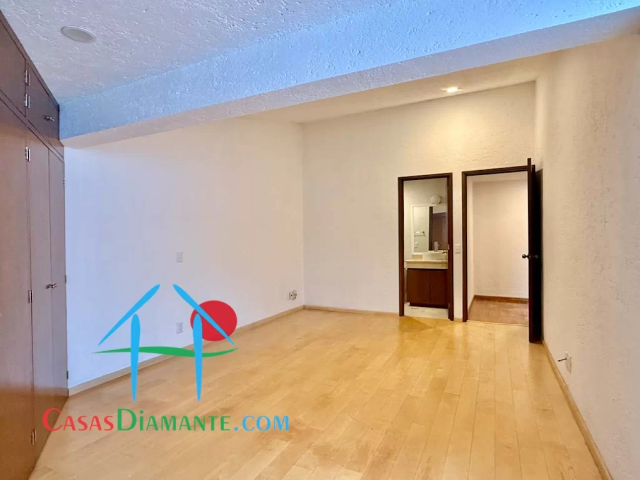 Casa en privada con 4 recámaras y terraza interior
