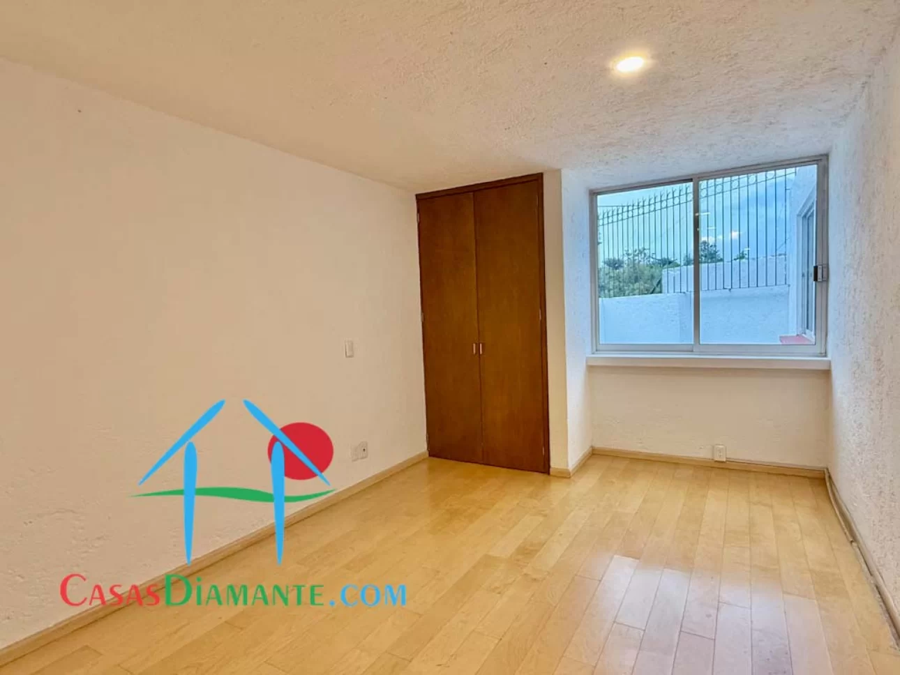Casa en privada con 4 recámaras y terraza interior