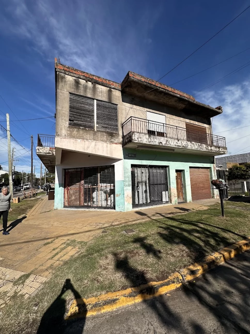 Importante esquina con dos locales y vivienda