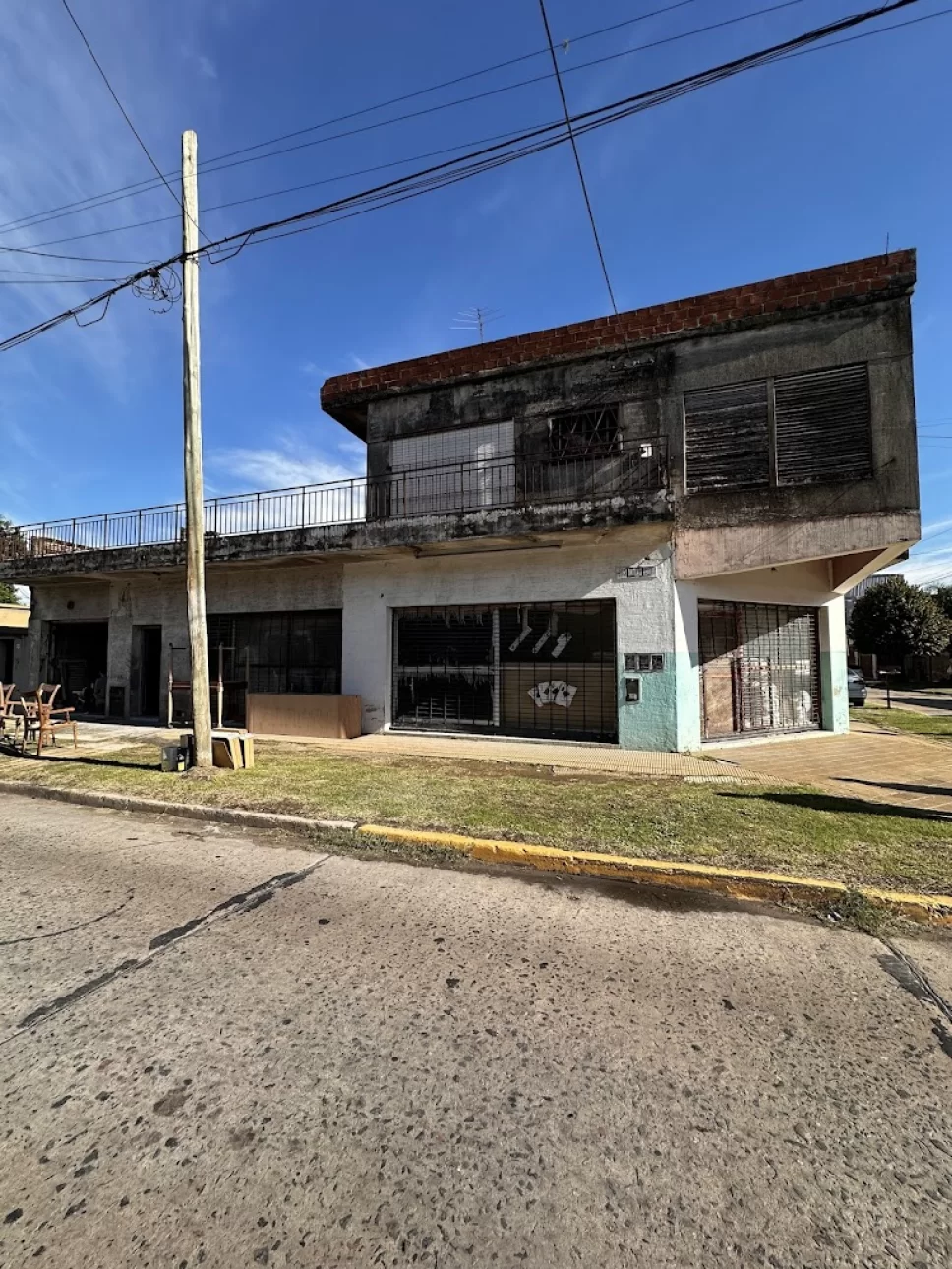 Importante esquina con dos locales y vivienda