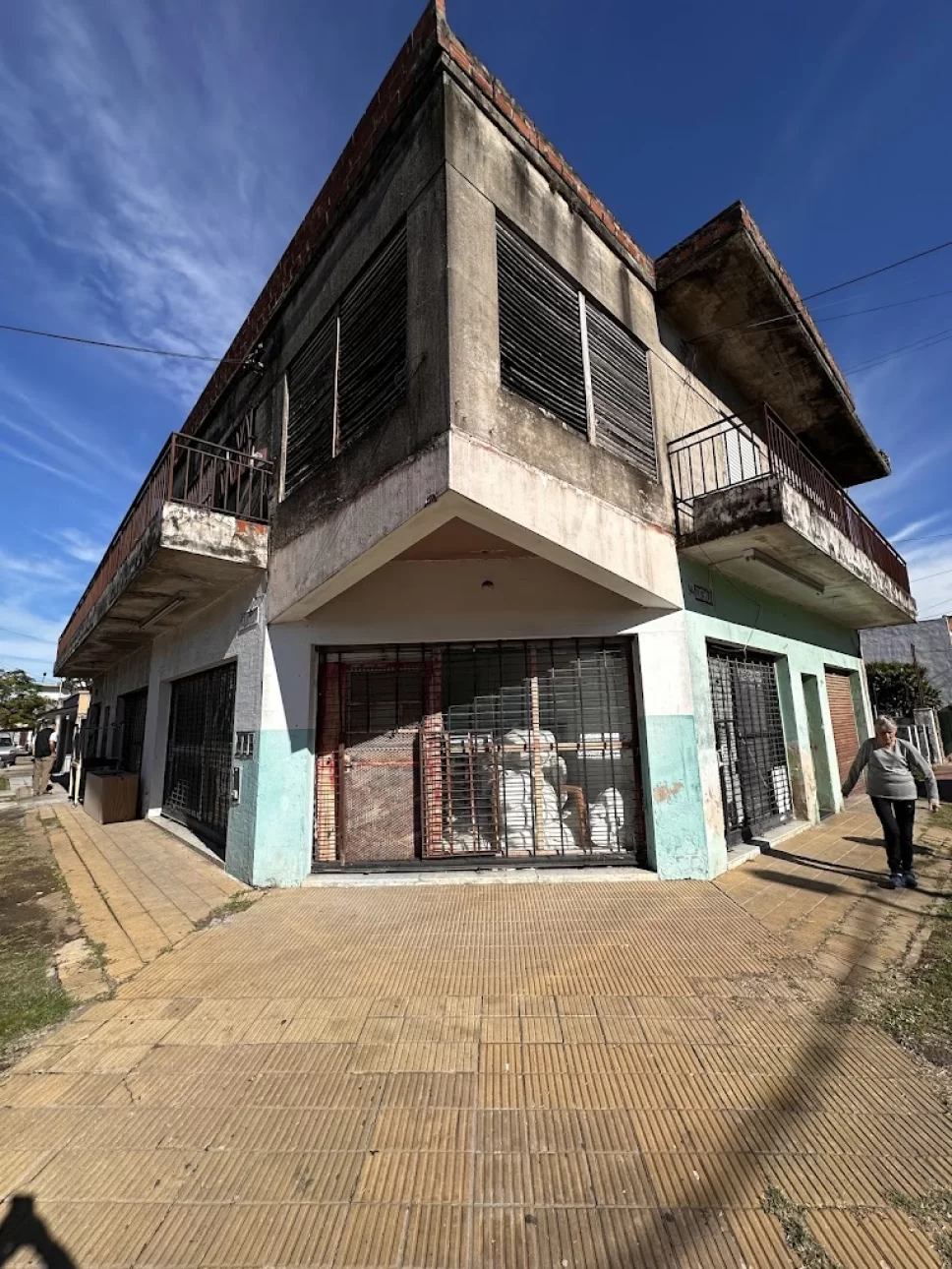 Importante esquina con dos locales y vivienda