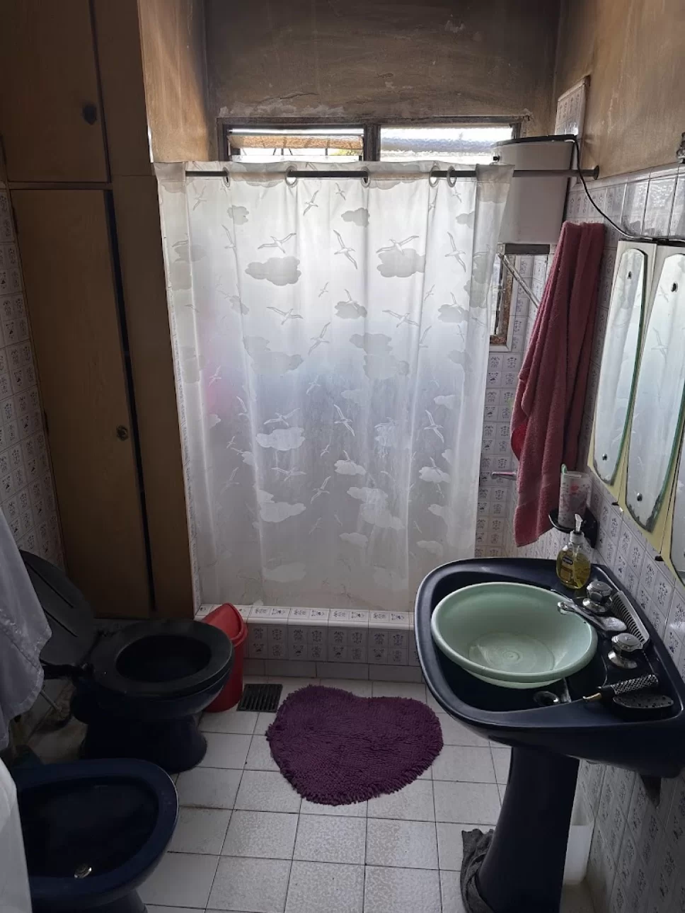 Importante esquina con dos locales y vivienda