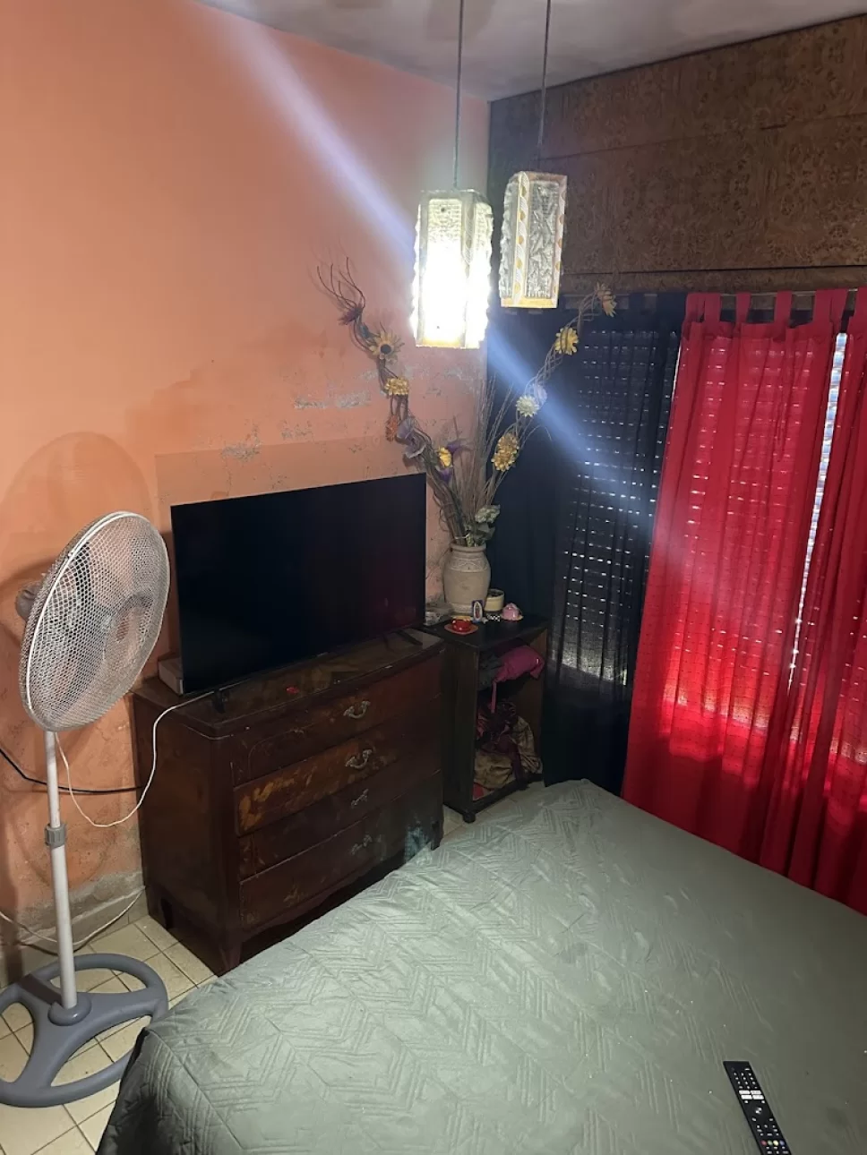 Importante esquina con dos locales y vivienda