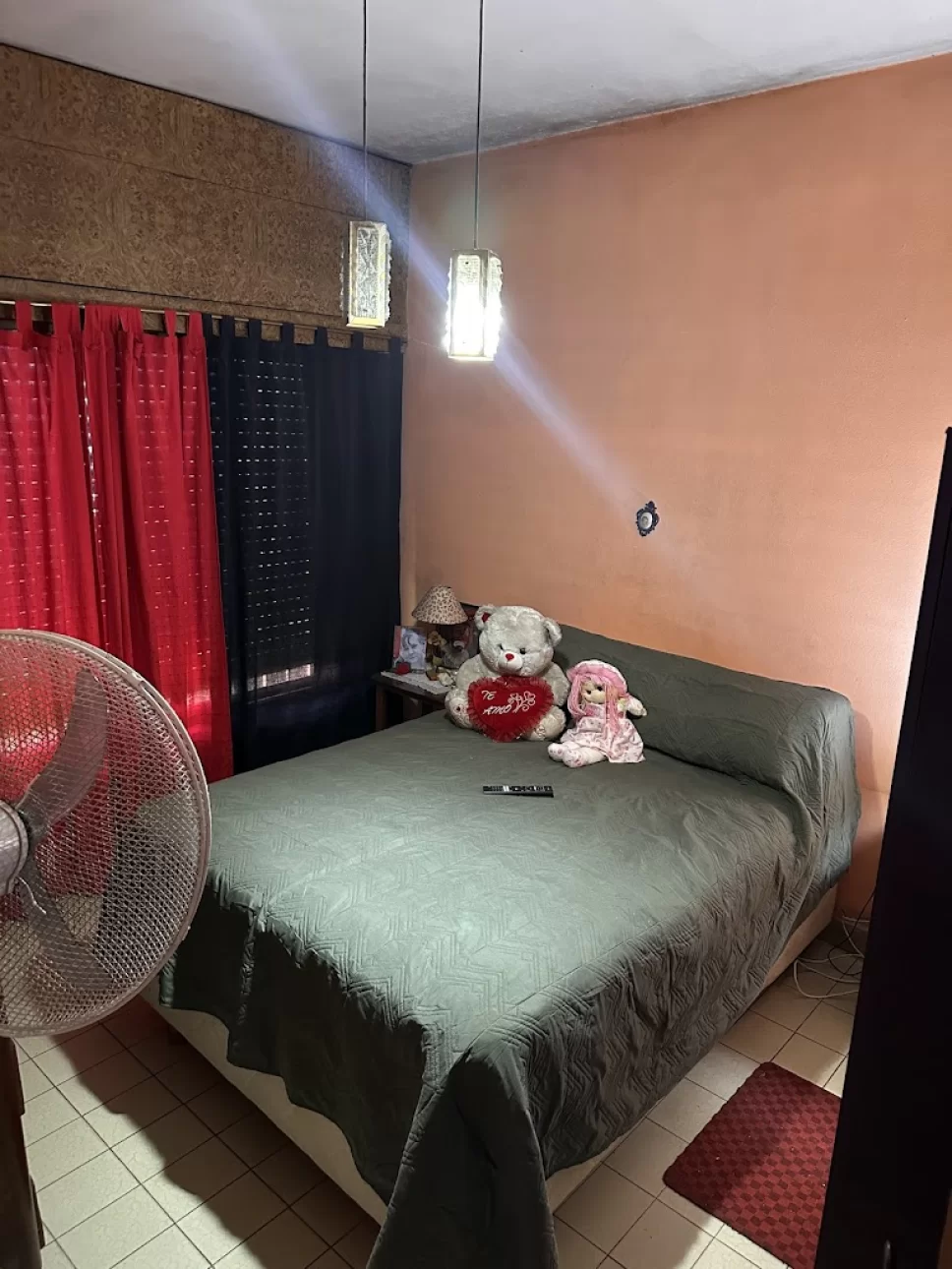 Importante esquina con dos locales y vivienda