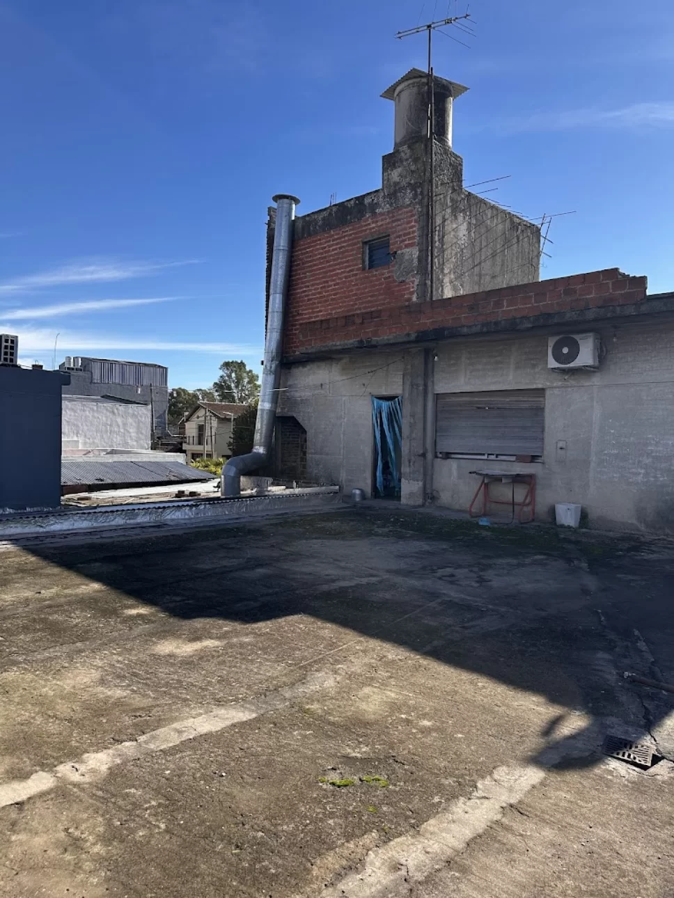 Importante esquina con dos locales y vivienda
