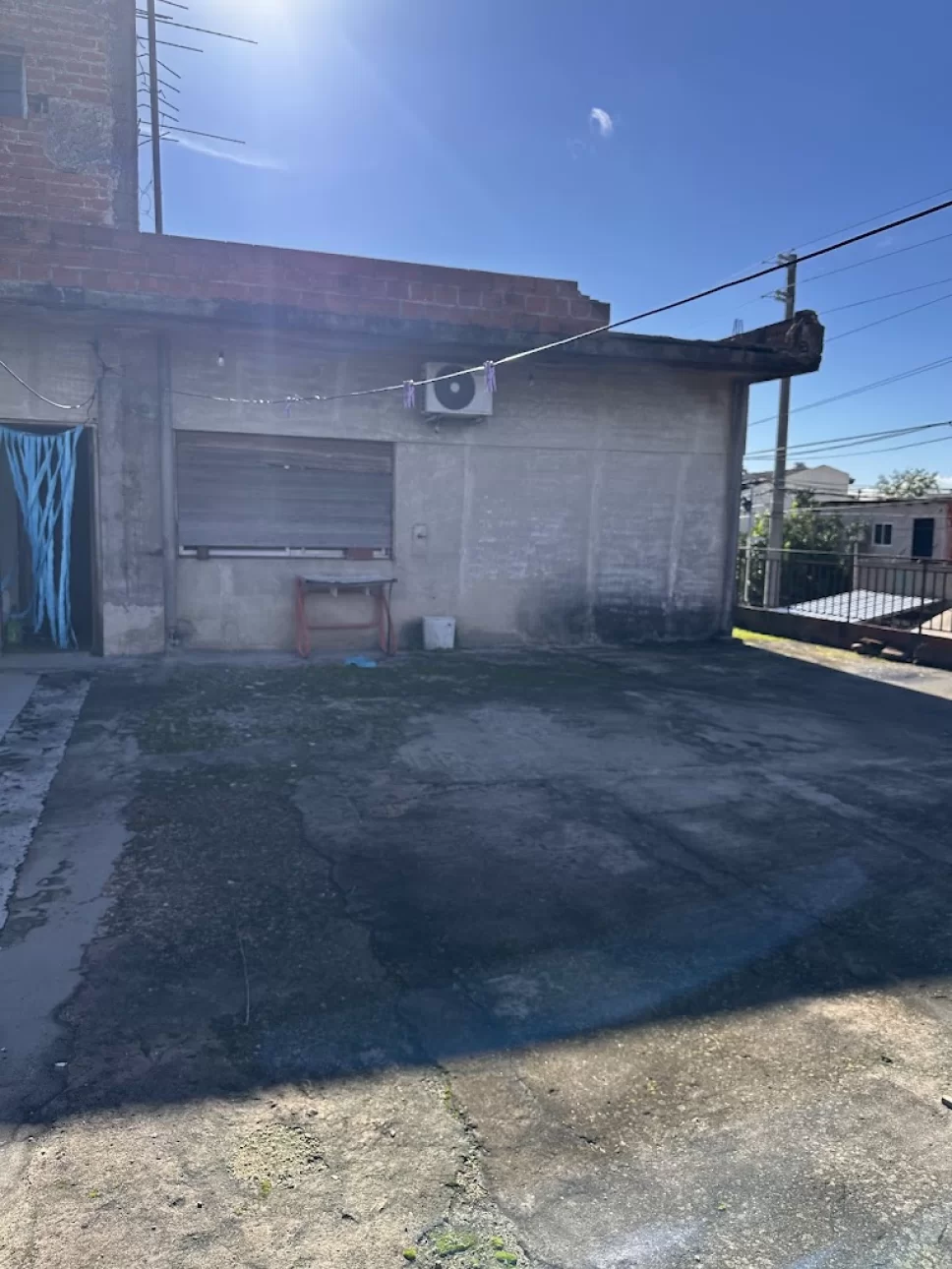 Importante esquina con dos locales y vivienda