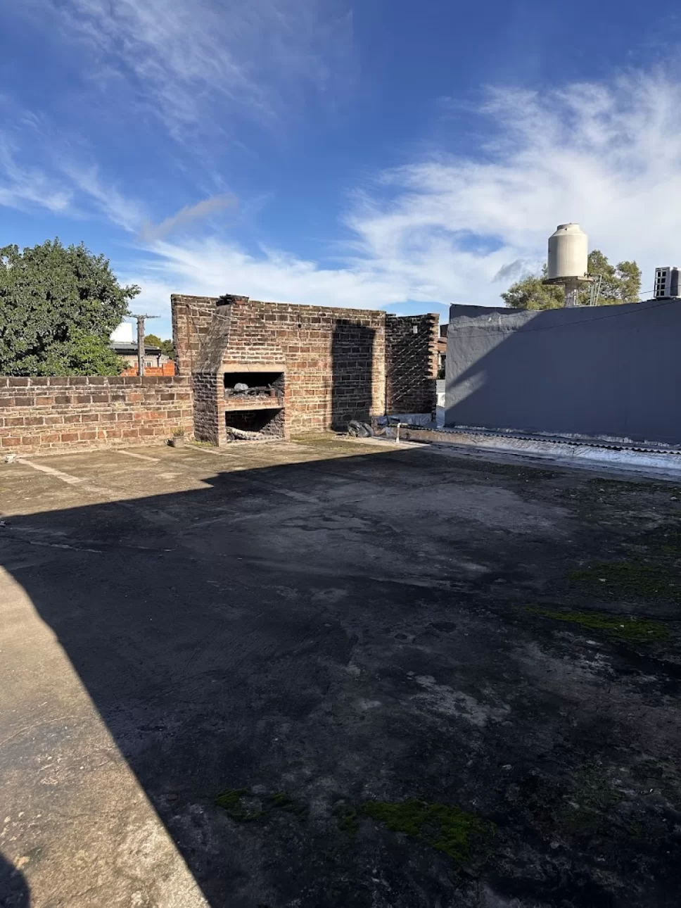 Importante esquina con dos locales y vivienda