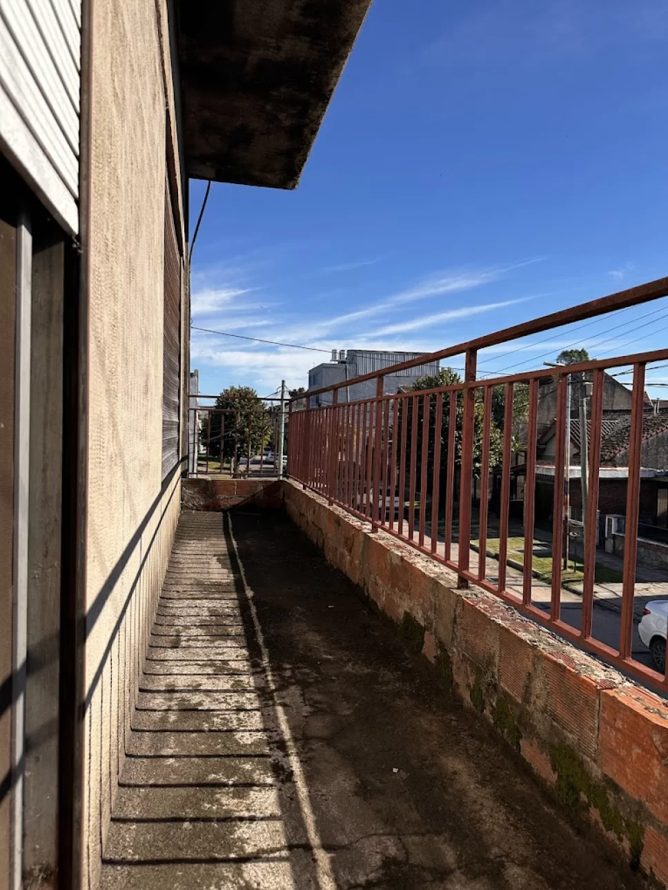 Importante esquina con dos locales y vivienda