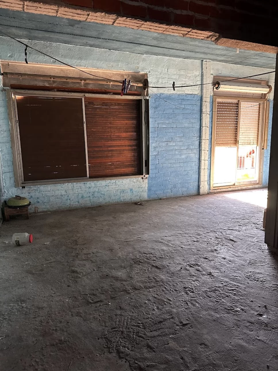 Importante esquina con dos locales y vivienda
