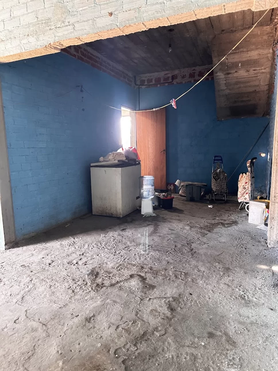 Importante esquina con dos locales y vivienda