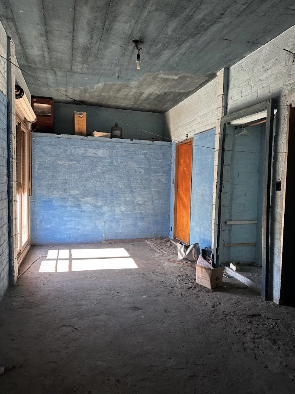 Importante esquina con dos locales y vivienda