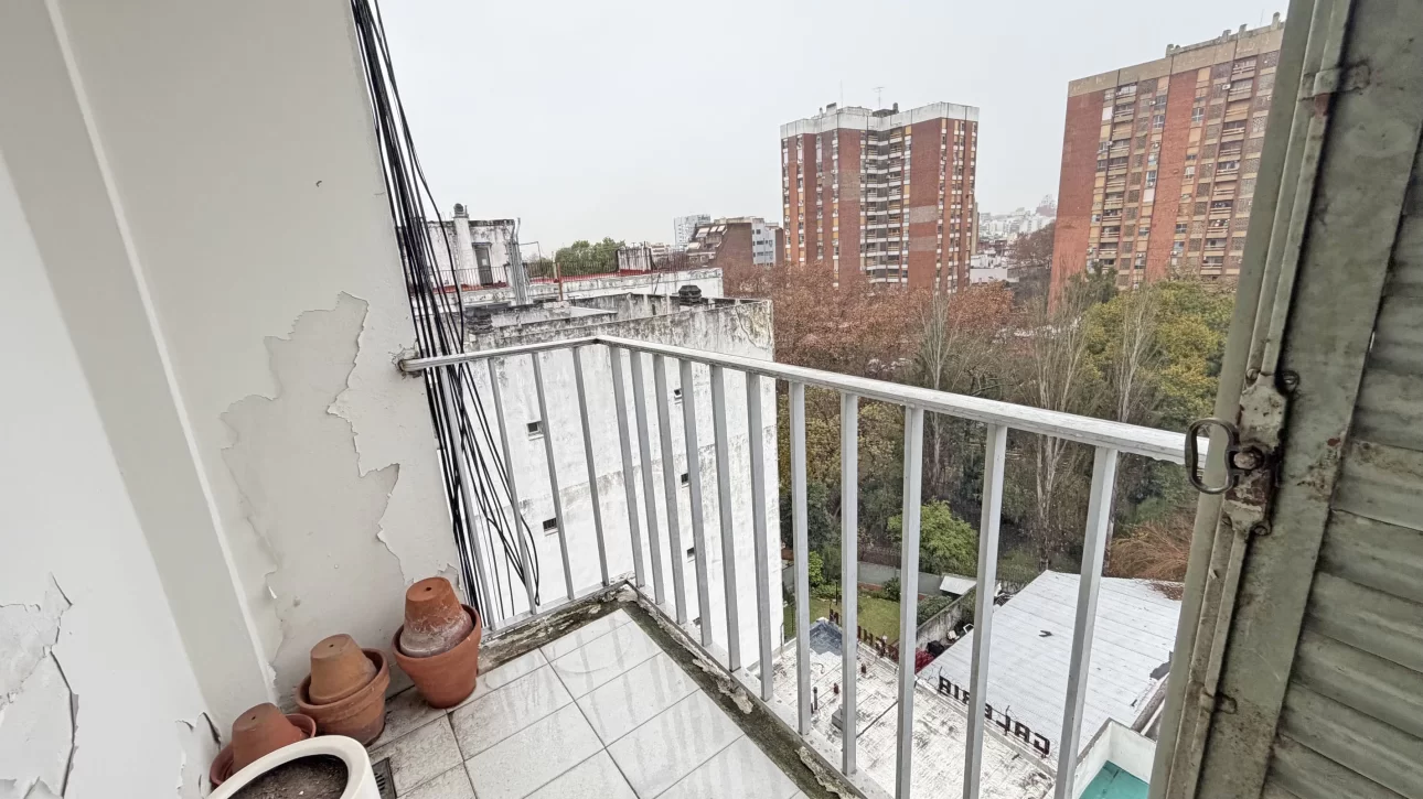 DEPARTAMENTO 3 AMBIENTES CON BALCON A 1 CUADRA ESTACION COGH
