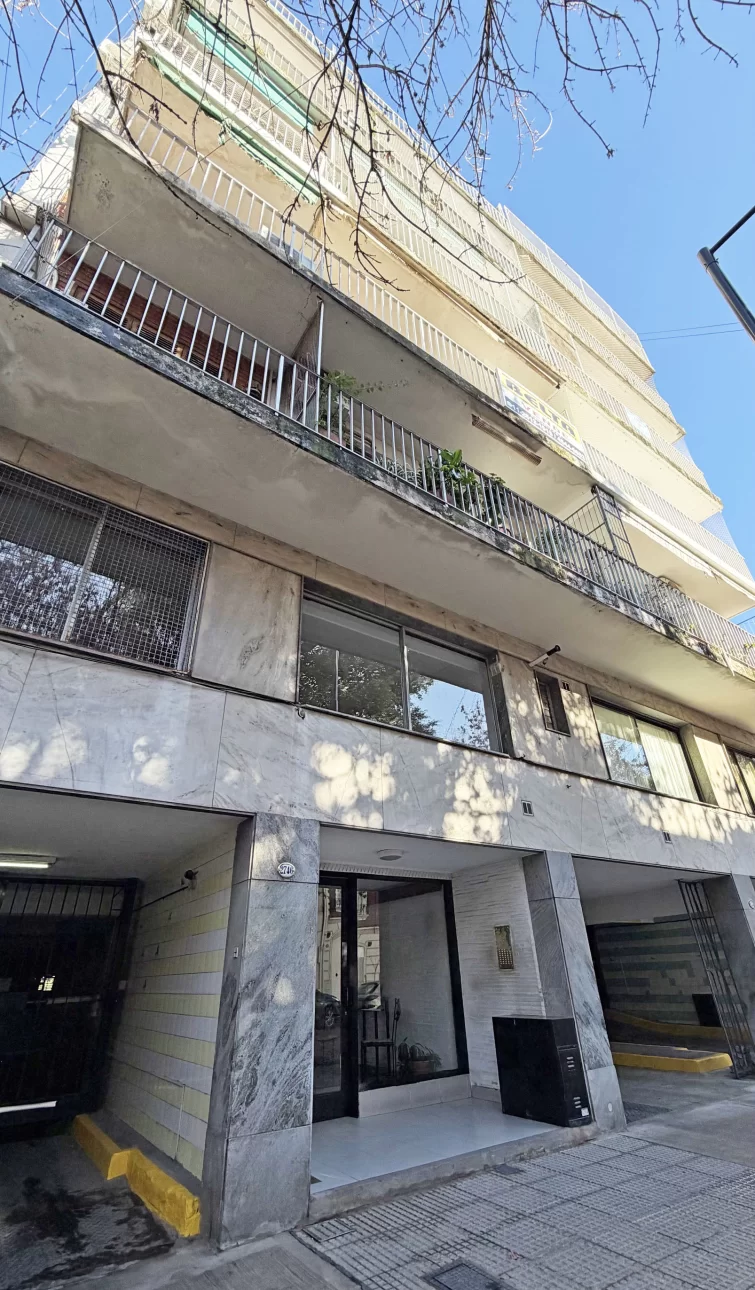 DEPARTAMENTO 3 AMBIENTES CON BALCON A 1 CUADRA ESTACION COGH