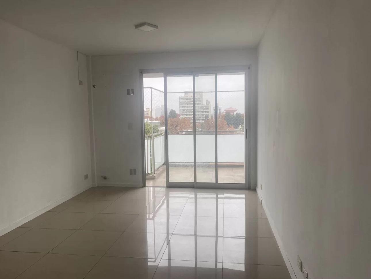 DEPARTAMENTO DE TRES AMBIENTES CON COCHERA CUBIERTA