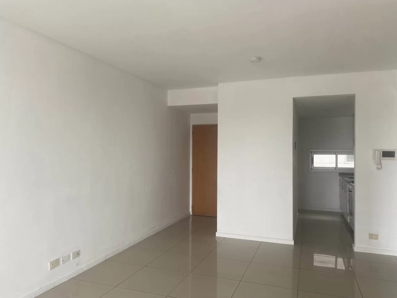 DEPARTAMENTO DE TRES AMBIENTES CON COCHERA CUBIERTA