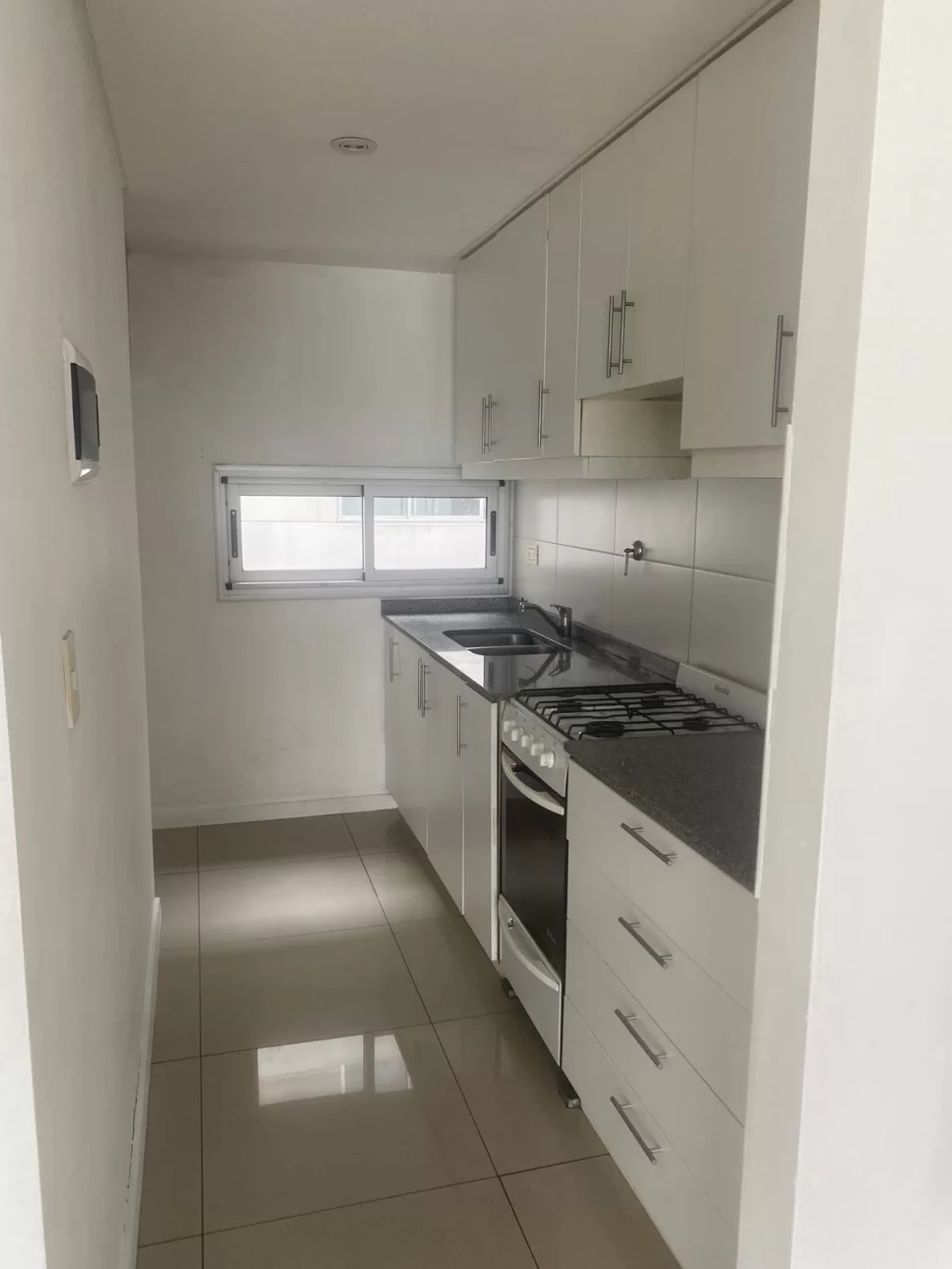 DEPARTAMENTO DE TRES AMBIENTES CON COCHERA CUBIERTA