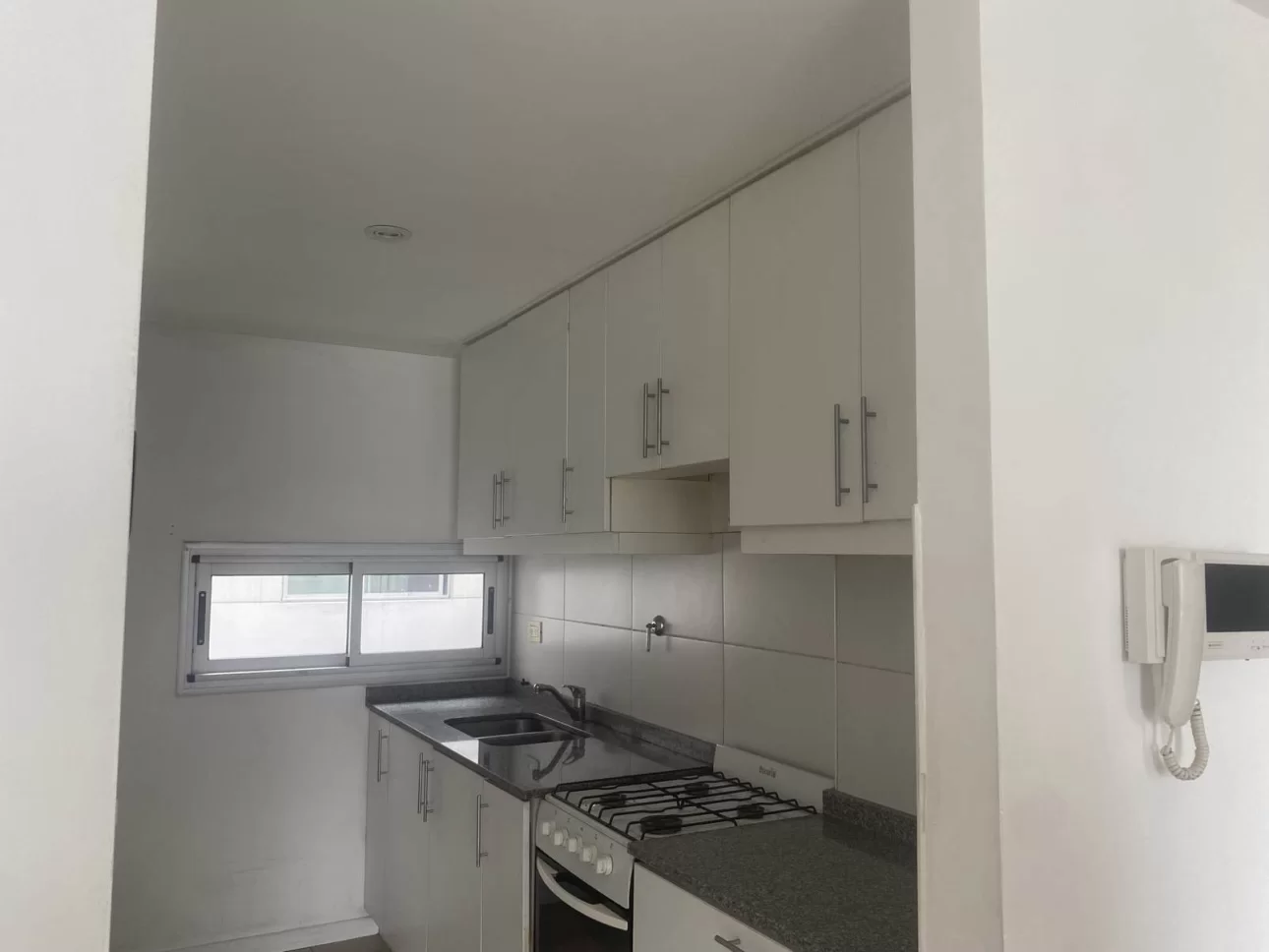 DEPARTAMENTO DE TRES AMBIENTES CON COCHERA CUBIERTA