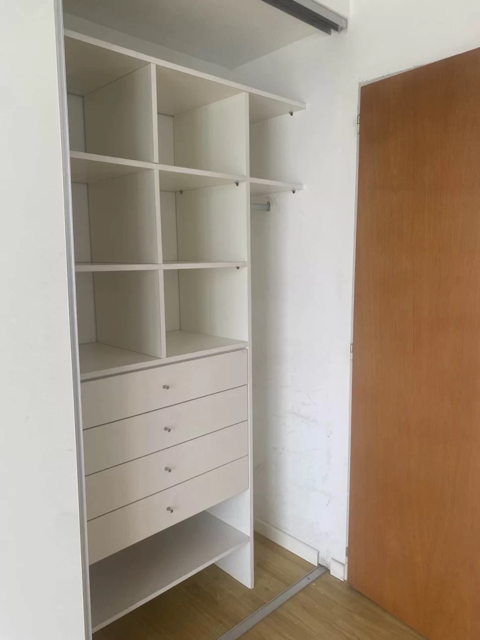 DEPARTAMENTO DE TRES AMBIENTES CON COCHERA CUBIERTA