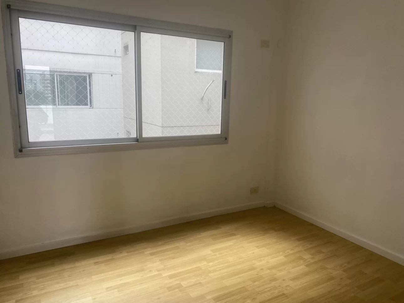 DEPARTAMENTO DE TRES AMBIENTES CON COCHERA CUBIERTA