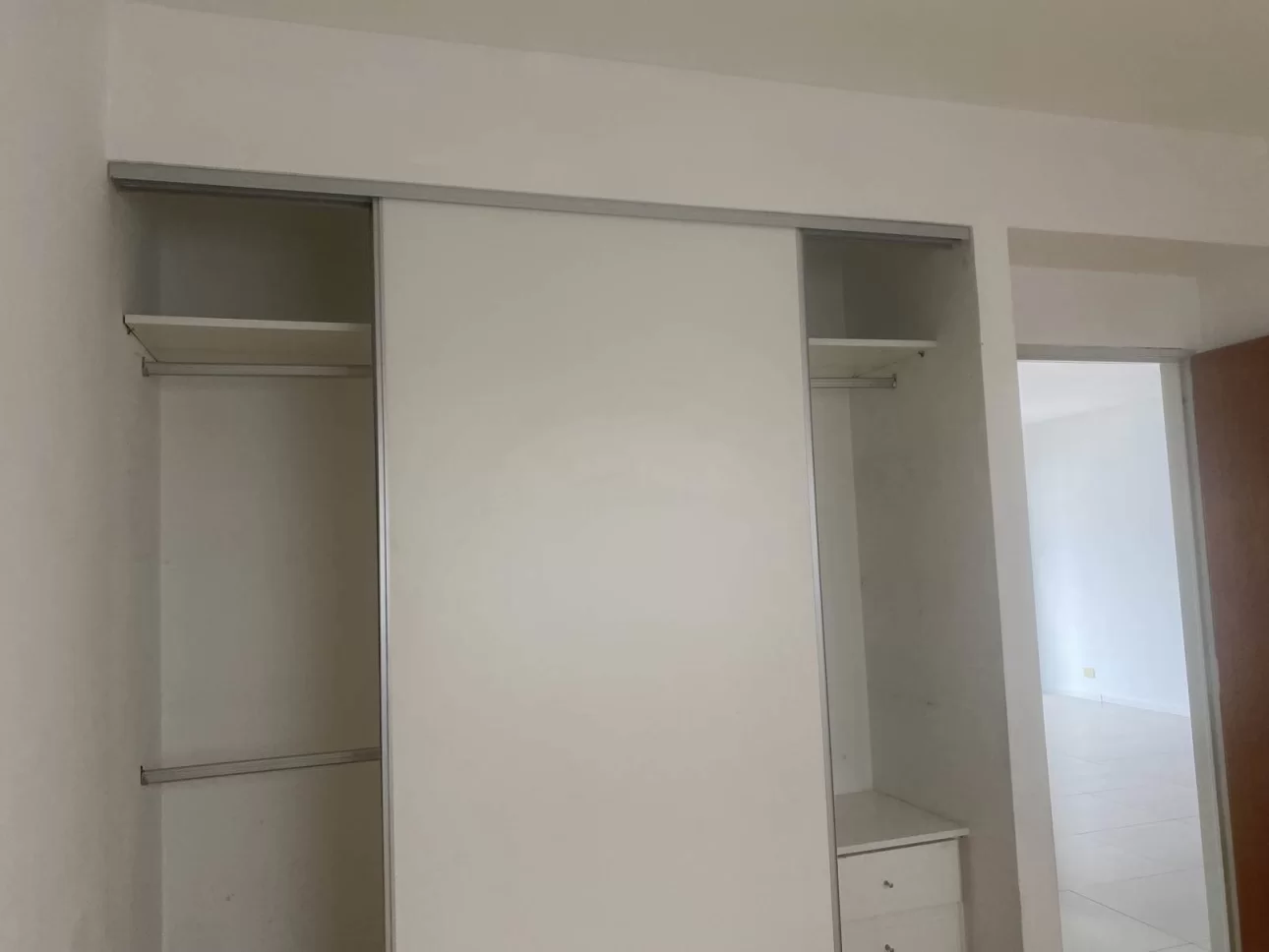 DEPARTAMENTO DE TRES AMBIENTES CON COCHERA CUBIERTA
