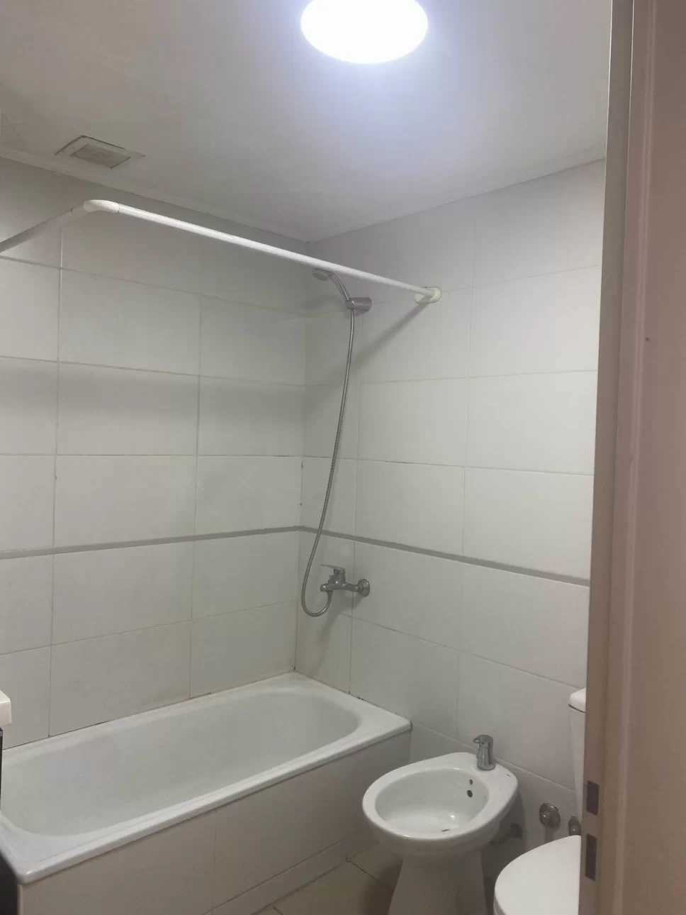 DEPARTAMENTO DE TRES AMBIENTES CON COCHERA CUBIERTA