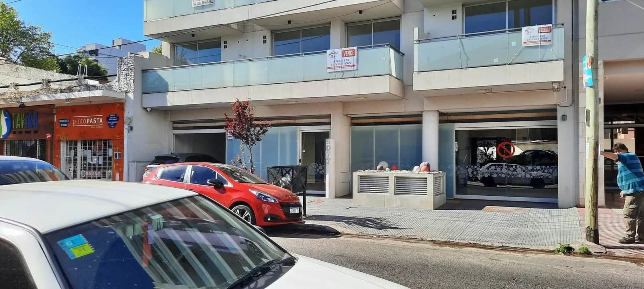 DEPARTAMENTO DE TRES AMBIENTES CON COCHERA CUBIERTA