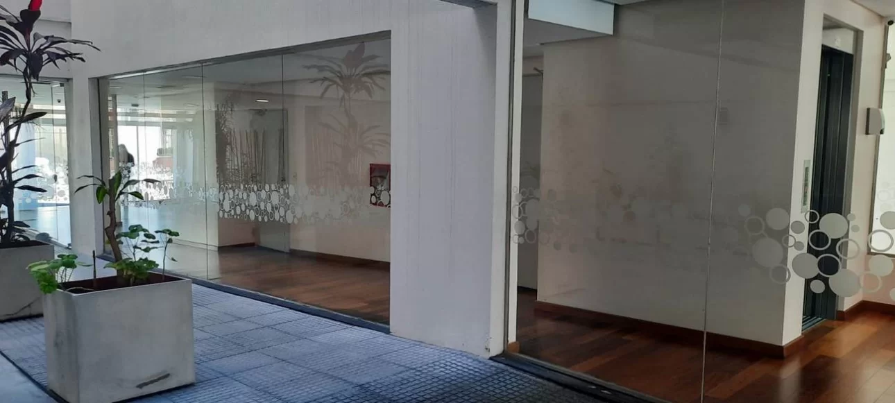 DEPARTAMENTO DE TRES AMBIENTES CON COCHERA CUBIERTA