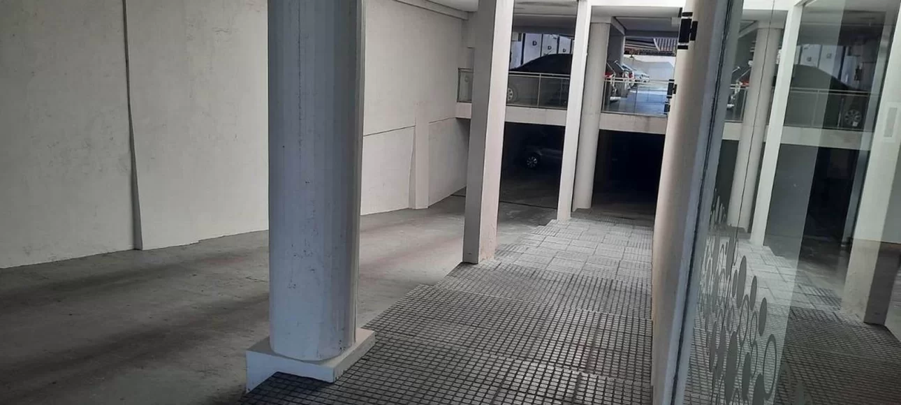 DEPARTAMENTO DE TRES AMBIENTES CON COCHERA CUBIERTA